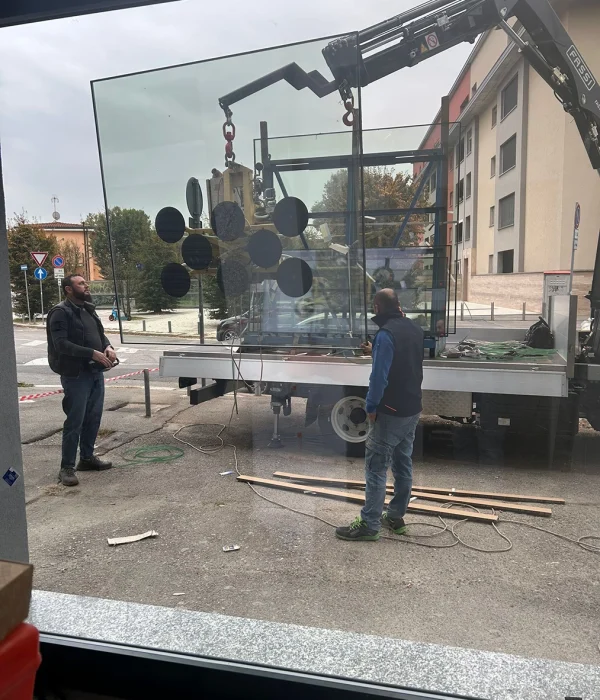 sostituzione vetrina studio medico milano