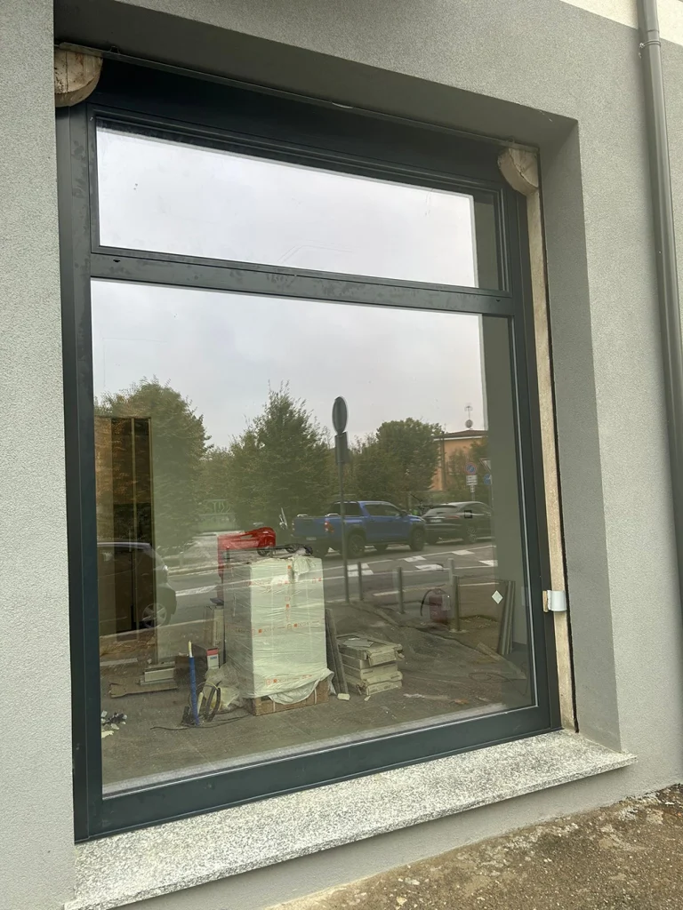 sostituzione vetrina studio milano
